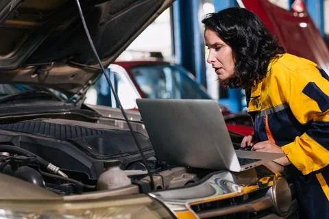 Auto mechanic car engineer using laptop computer tuning ECU diagnosis analy.. Stock Photos