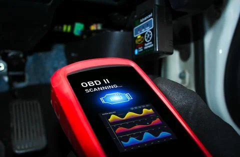 Auto mechanic checking ECU engine system with OBD2 wireless scanning tool Stock-Fotos