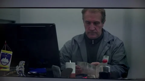 Auto mechanic checks the clients data on driver's licence in slo-mo Video stock 33068071