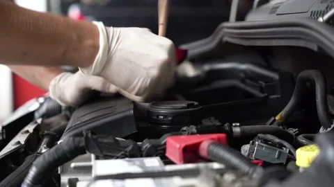 An auto mechanic is cleaning the engine compartment. car service. close-up. Vídeos de archivo 204083578