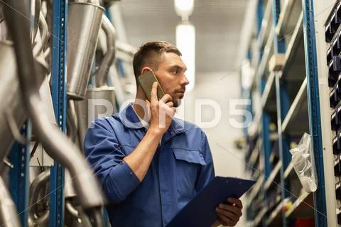 Auto mechanic with clipboard at car workshop Stock Photos