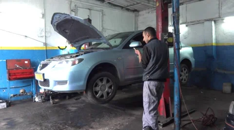 Auto mechanic  Vídeos de archivo 35213186