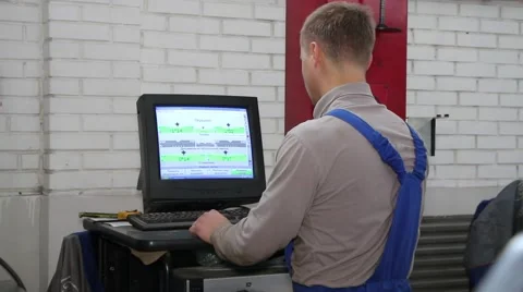 Auto mechanic in front of computer in car service 스톡 동영상 50122261