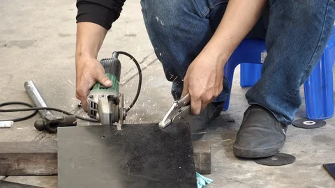 Auto mechanic hand using angle grinder cutting steel plate in auto repair garage 스톡 동영상 124279087