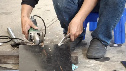 Auto mechanic hand using angle grinder cutting steel plate in auto repair garage 스톡 동영상 124279604