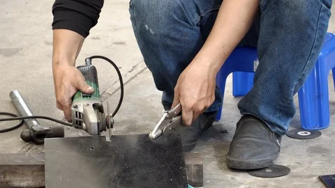Auto mechanic hand using angle grinder cutting steel plate in auto repair garage 스톡 동영상 124280741