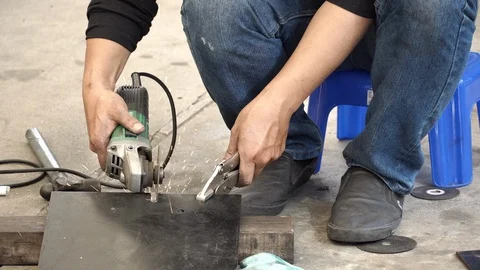 Auto mechanic hand using angle grinder cutting steel plate in auto repair garage 스톡 동영상 124281124