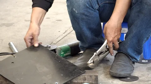 Auto mechanic hand using angle grinder cutting steel plate in auto repair garage 스톡 동영상 124281529