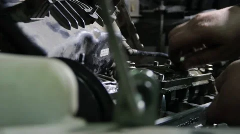 Auto mechanic hands repaiting engine 스톡 동영상 48343000