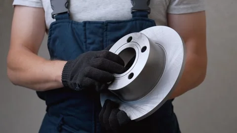 Auto mechanic inspecting new car brake disc rotor 库存影片 326147010