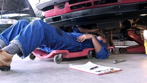 Auto mechanic inspection under engine car at garage,maintenance and service car 库存影片 119165609