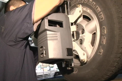 Auto mechanic making a wheel alignment 库存影片 721279