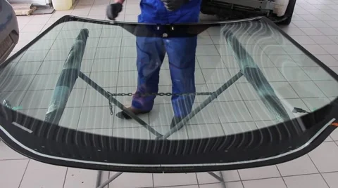 Auto mechanic prepairs new windshield for car 스톡 동영상 50122484