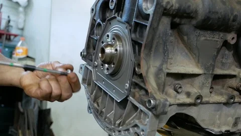 Auto mechanic repairs car engine installs flywheel 库存影片 121280890