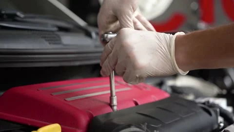 Auto mechanic repairs car engine. car service. close-up. Vídeo Stock 204879036