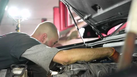 Auto mechanic repairs car engine. car service. close-up 库存影片 206078768