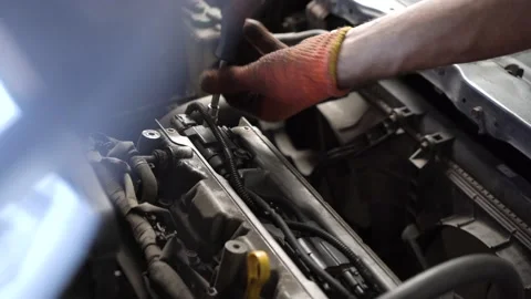 Auto mechanic repairs car engine. auto repair shop. Vídeo Stock 208882603