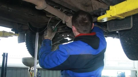 Auto mechanic repairs the car 스톡 동영상 47983284