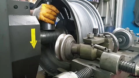 Auto mechanic repairs a disk on special equipment, balancing, repair of wheels Vídeo Stock 120940016