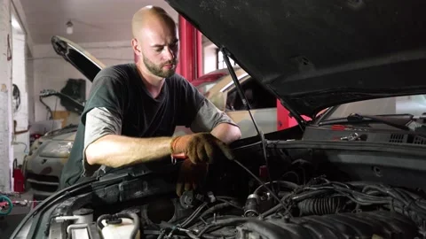 Auto mechanic repairs SUV engine. auto repair station. Vídeo Stock 205510287