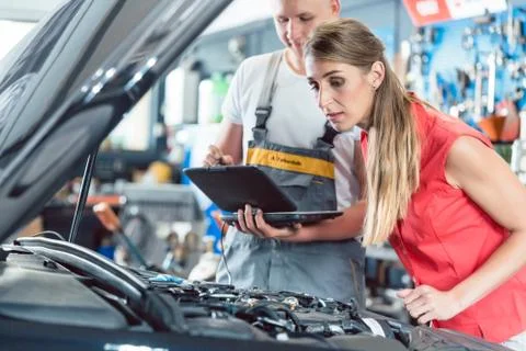 Auto mechanic showing to a customer the engine error codes scann Foto stock