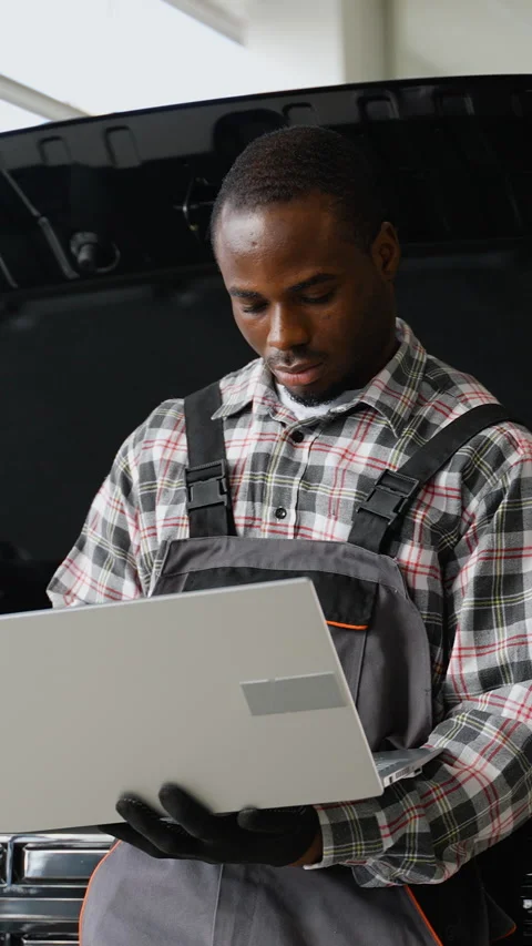 Auto mechanic using laptop for car diagnostics in workshop Stock Footage 300614550