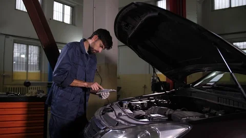 Auto mechanic using tablet looking for spare parts Video stock 123505860