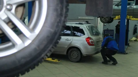 Auto mechanic walks in the workshop 스톡 동영상 47983289