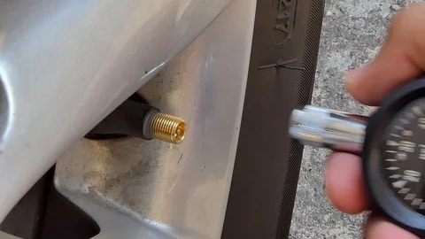 Auto mechanic was checking pressure. Video stock 86958053