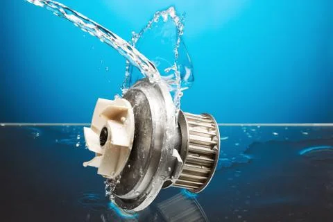 Auto parts, engine cooling pump in water splash on blue background Foto stock