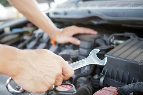 Auto repairman is working to fix the engine. Fast repair service Foto stock