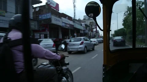 Auto rickshaw driving through Indian streets Vidéo 41416493