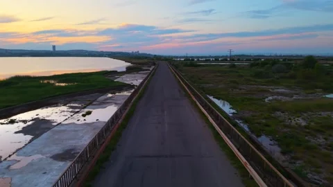 Auto Road Lake Sunset View 库存影片 337434113