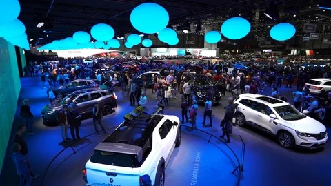 Auto salon in Geneva in 2017. Top view of crowd of people in the big car pa.. Video stock 74252811