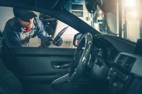 Auto Service Worker Inspection. Checking For Milage and On Board Computer Err Foto stock