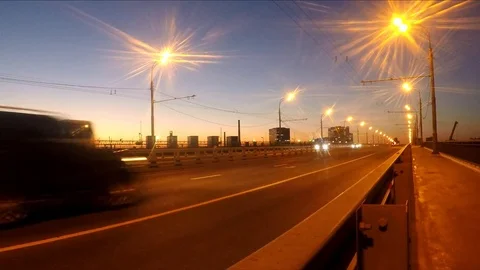Auto traffic in the city in the evening Vidéo 82369370