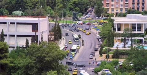 Auto traffic passing through intersections in downtown Athens, Greece￼ 스톡 동영상 202250144