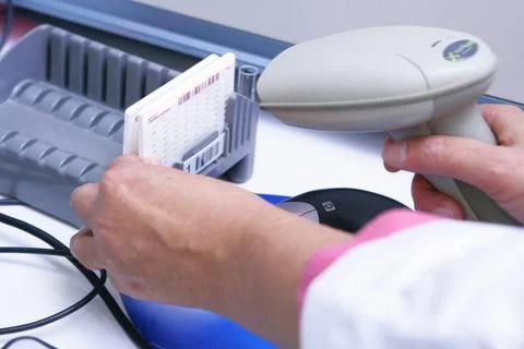  Automated analyzer Laboratory. Identification of the Vitek card. Bacterio... Stock-Fotos