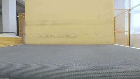An automated CNC foam-cutting machine processes a large block of polyurethane Vídeo Stock 347575909