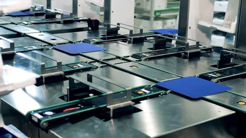 Automated conveyor is distributing newly-produced solar cells Vídeo Stock 166575226