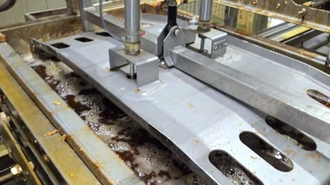 Automated industrial pusher machine soaking tofu blocks into brine on a conveyor Vídeos de archivo 332874922