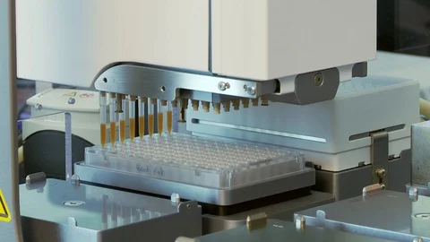 Automated liquid handling system pipetting plate close up Stock Footage 92623310