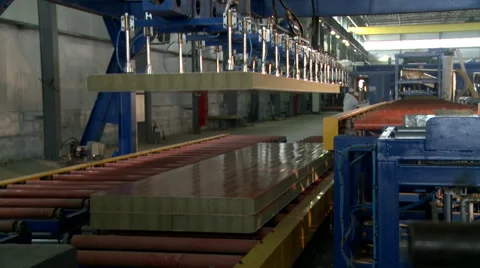 Automated machine for moving sandwich panels Video stock 57806590