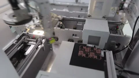 Automated machine with robot arm loading circuit boards Vídeos de archivo 347981386
