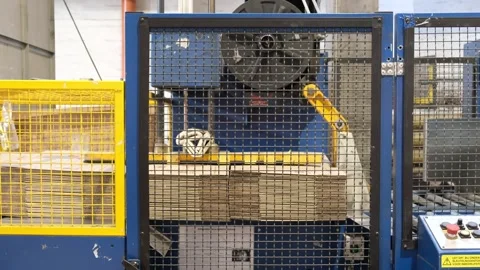 Automated packaging machine stacking finished corrugated cardboard boxes be.. Vídeo Stock 337669992