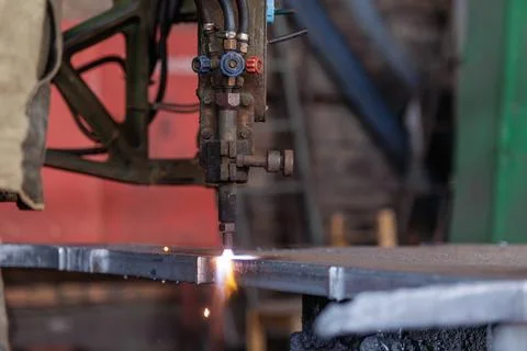 Automated plasma cutting process on thick metal sheet Foto stock