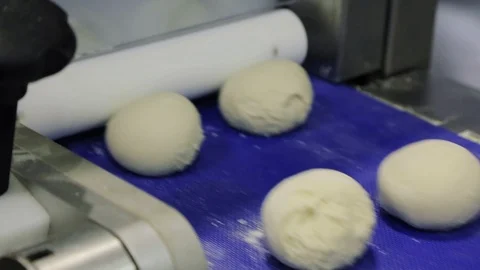 Automated production of bread. 스톡 동영상 106550867