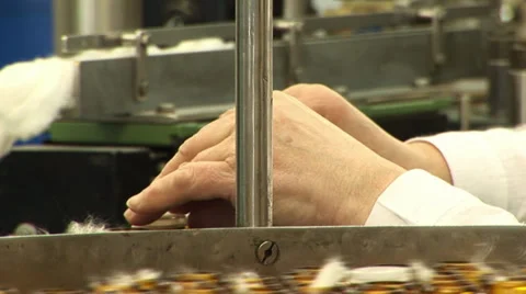 Automated production of medicines. Packaging of tablets in a glass container Video stock 30053537
