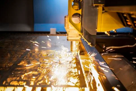 Automated programmed machine. Industrial laser machine cuts out parts in shee Foto stock
