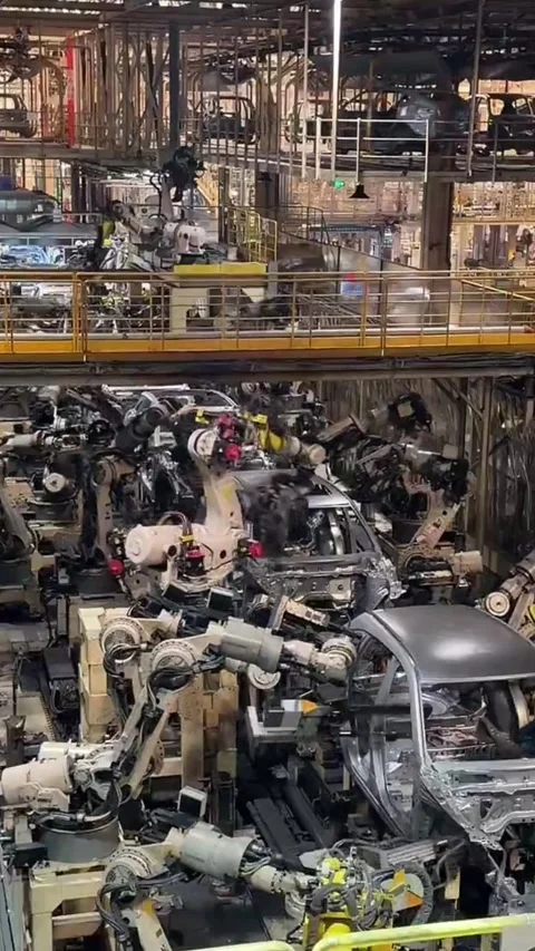 Automated Robots Welding EV Car Bodies in State-of-the-Art Factory, China 動画素材 337802647